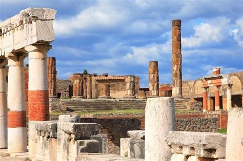 Pompeii Archaeological Site Walking Tour + Tickets with a real Archaeologist