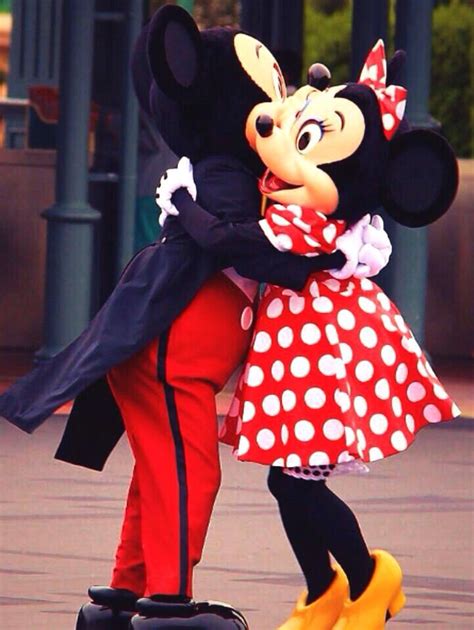 Mickey & Minnie giving each other a hug. | ディズニー, 実写, ちゃん