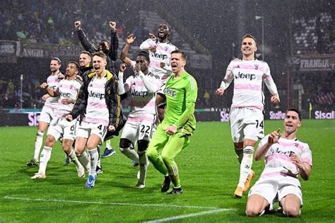 Late Vlahovic goal earns Juventus narrow win at 10-man Salernitana ...