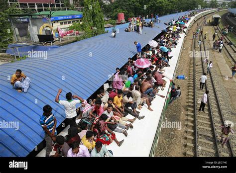 Dhaka, Bangladesh. 23rd June, 2017. Bangladeshi homebound people sit ...