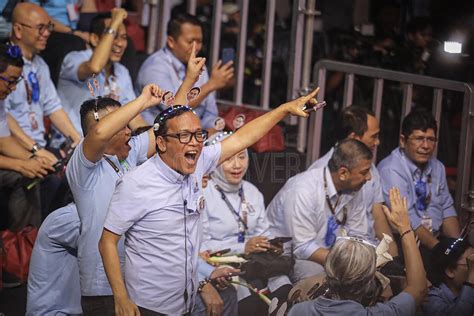 The enthusiasm of Prabowo-Gibran supporters at ballot number drawing - OBSERVER - the latest ...