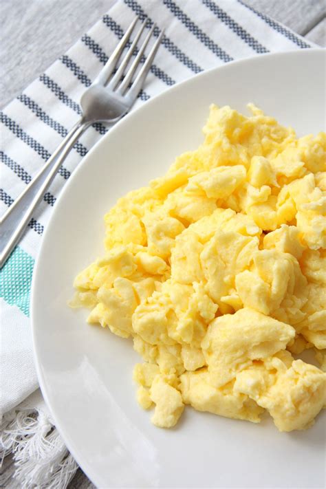 Easy Fluffy Scrambled Eggs Recipe - newbritawaterchiller