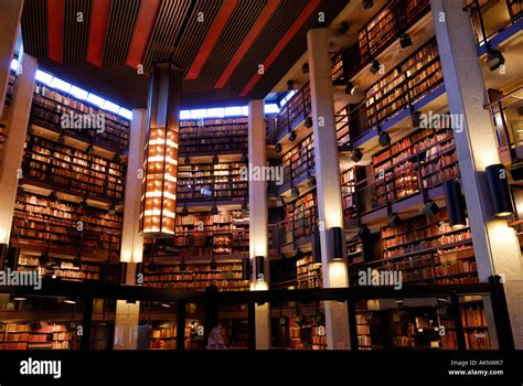 Robarts library university toronto toronto hi-res stock photography and ...