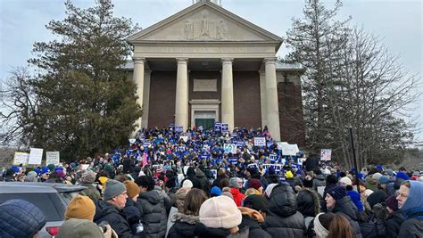 No class for 12,000 students as Newton, Mass., teachers take to picket ...