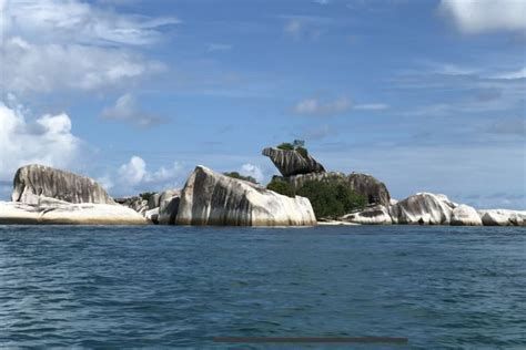 Foto : Island Hopping Belitung, View Instagramable Bebatuan Raksasa, Keren!