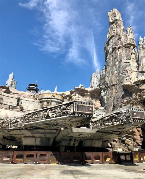 First time in Galaxy’s Edge! It exceeded my expectations. : r/Disneyland