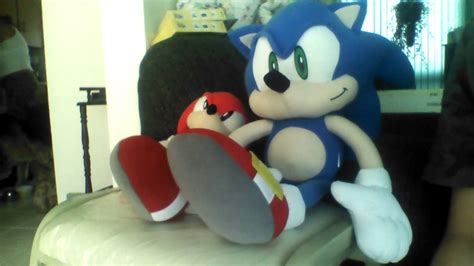 GIANT SONIC PLUSH - YouTube