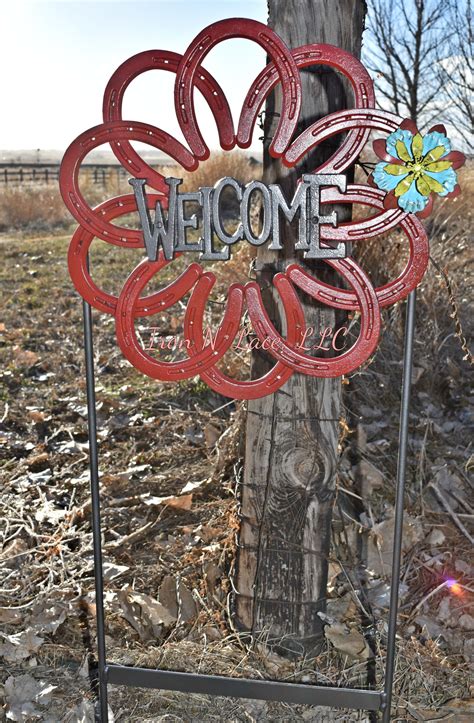 Free standing horseshoe welcome sign wreath | Horseshoe wreath, Crafts to do, Welcome wreath