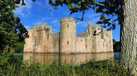 Parts of a Medieval Castle: The Moat - Medieval Britain