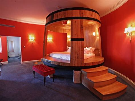 10 Unique Hotel Beds for Romance Any Time of Year | Cama de hotel, Camas locas, Camas increíbles