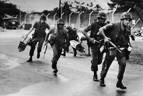 FALL of SAIGON 1975 | Helicopter-transported US Marines runn… | Flickr