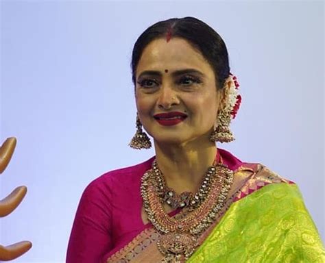 Birthday Special: Recreate Rekha's Signature Bold & Beautiful Makeup Look With This Guide ...