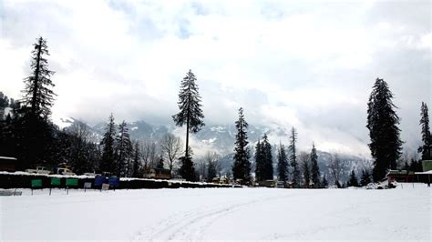 Manali gets season's first snowfall