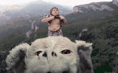 Chunk dei GOONIES cavalca Falcor in GIF animata - MODERNAUT