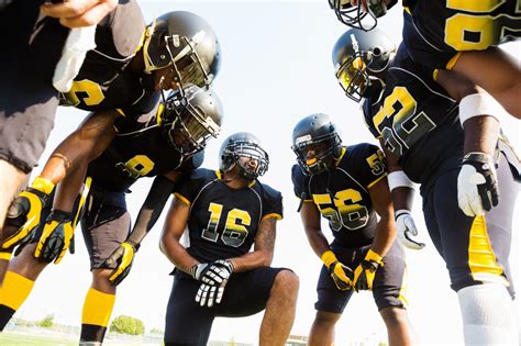 The Football Huddle: When Was It First Used? - America Comes Alive