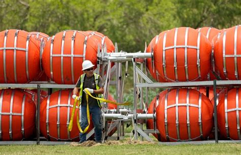 Abbott to visit Texas’ border buoys with other governors | CW39 Houston