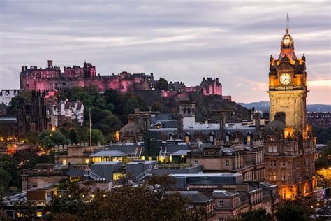 Premium Photo | Edinburgh city skyline at night