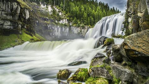 8 Idaho Waterfalls to Explore When the Snow Melts