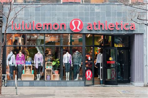 how many lululemon outlets are there