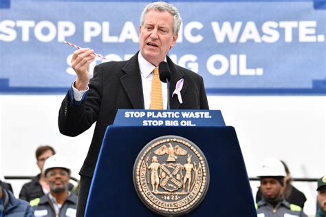 De Blasio bans city agencies from buying ‘one-use’ plastics