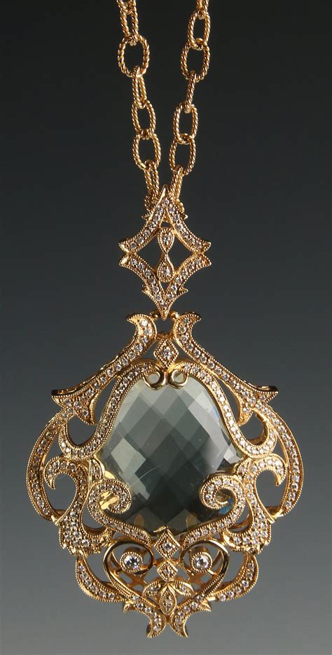 #47: AN ATTRACTIVE 18K DIAMOND AND GREEN CITRINE PENDAN