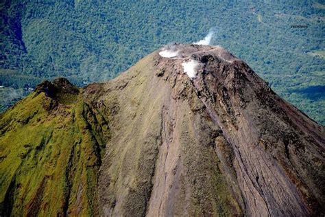 CIMA DEL VOLCÁN ARENAL La Fortuna, Alajuela, Costa Rica Fotografía aérea tomada por Federico ...