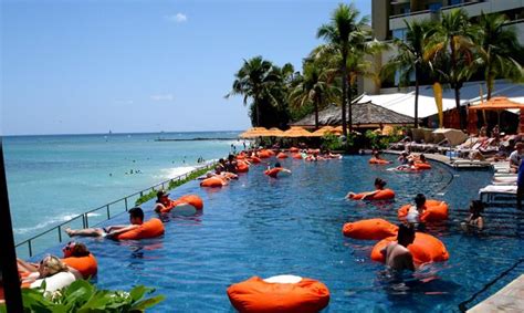 Infinity Pool with Bean Bag Floats at the Sheraton Waikiki | Infinity pool, Sheraton waikiki ...