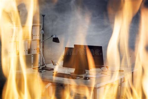 Bureau Sur Les Feuilles De Papier D'incendie Et De Vol Photo stock ...