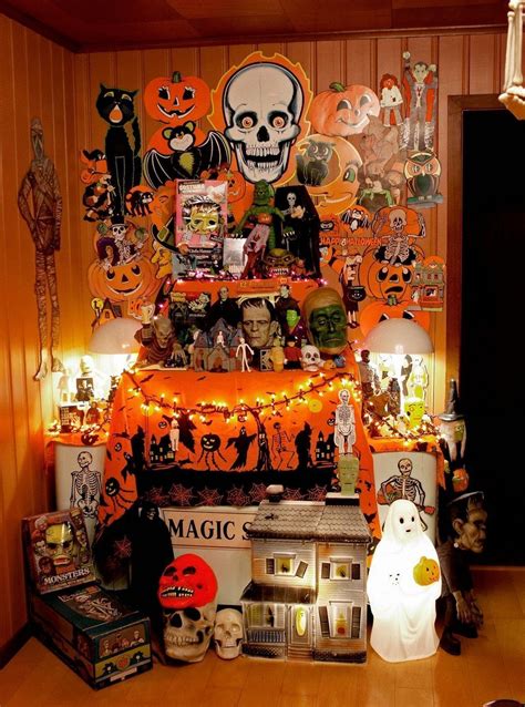 Vintage halloween decor with toys ornaments ideas 13 | Inspira Spaces ...