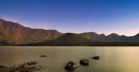 Foto Danau Segara Anak ketinggian 2000 meter Gunung Rinjani