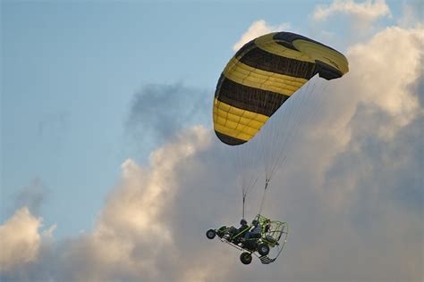 Powered Parachute | This powered parachute flies over our ho… | Flickr