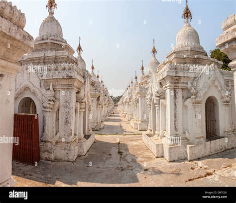 Kuthodaw Pagoda Stock Photo - Alamy