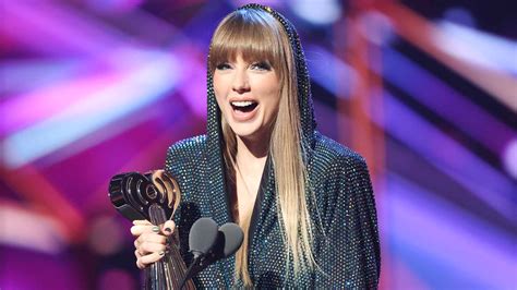 Taylor Swift Delivers Powerful Speech At The 2023 iHeartRadio Music ...