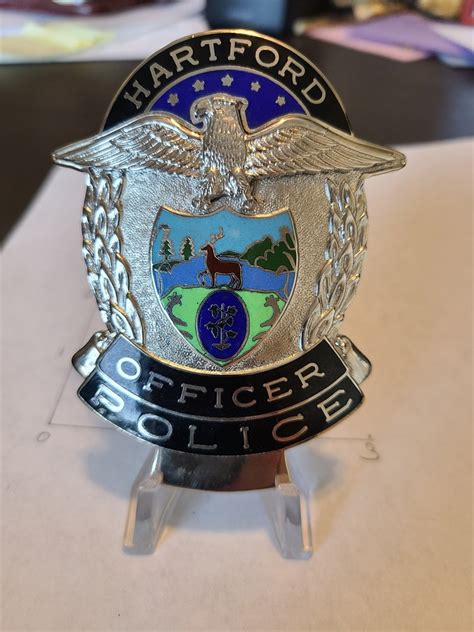 Collectors-Badges Auctions - Hartford Police Officer