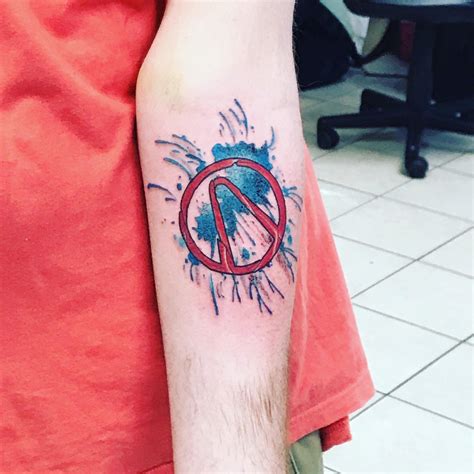 Borderlands vault symbol by BUNNY at deluxe tattoo in Chicago : r/tattoo