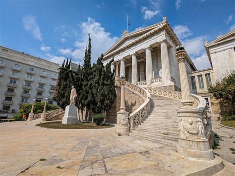 Premium Photo | The greek parliament building in athens