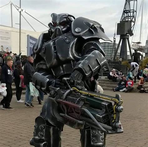 Fallout 4 Power Armor Cosplay - pic-herpity