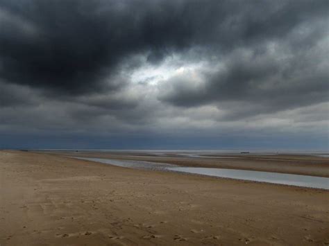 Looks like rain © Steve Fareham cc-by-sa/2.0 :: Geograph Britain and Ireland