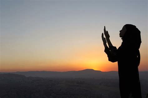 The image of a girl standing in prayer at sunset | Gallery Wallpaper HD