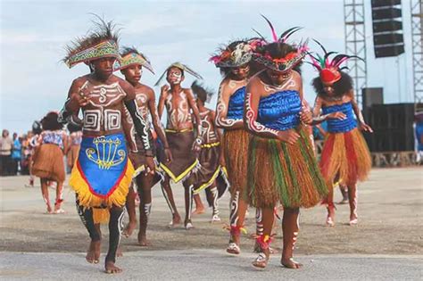 Mengenal Jenis dan Keunikan Pakaian Adat Papua - IndonesiaJuara