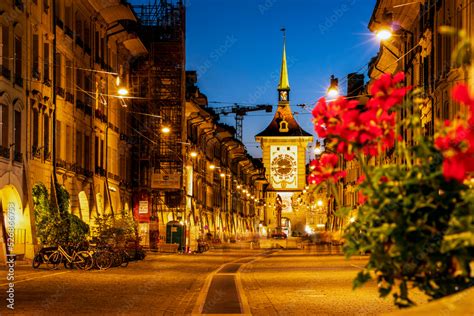 Night scene along Kramgasse in the old town of Bern (Berne, Berna ...