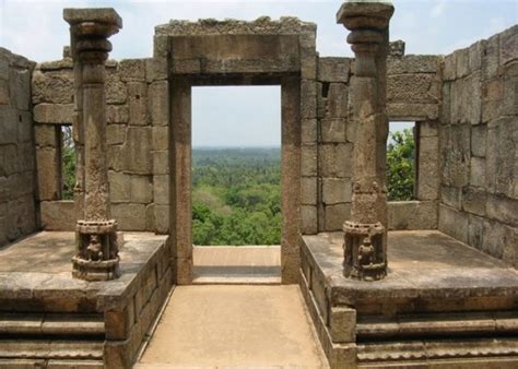 Dambadeniya ancient royal residence of Sri Lanka – on the map, photo