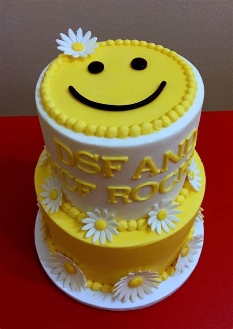 Sunshine smiley cake with fondant daisies. | Pastel de dulces, Tortas ...