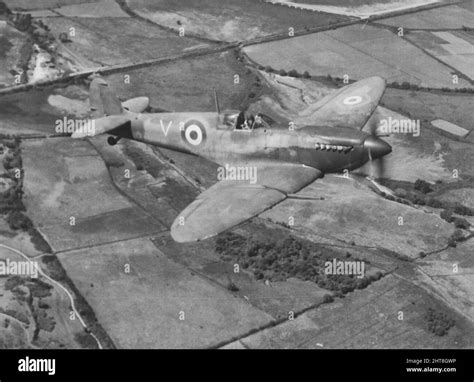 Flying wwii spitfire hi-res stock photography and images - Alamy