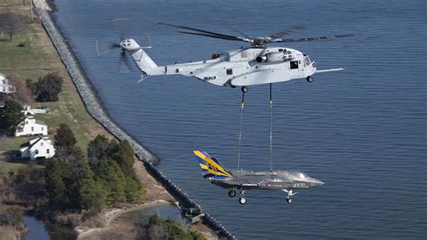 CH-53K lifts F-35C in external load test | NAVAIR