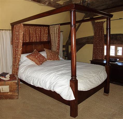 18th Century Style Oak 4-Poster Bed in Heavily Beamed Room