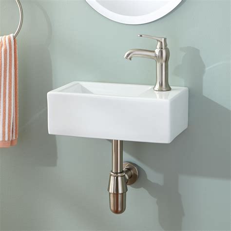 I like that this sink doesn't have a ton of counter space, but still a spot of soap. | baño ...