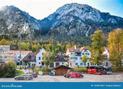 SCHWANGAU, GERMANY - OKTOBER 09, 2018: Parking and Small Houses in Schwangau with the Background ...