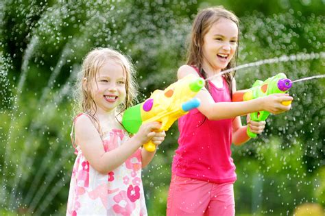 5 Fun water games for every age - Picniq Blog