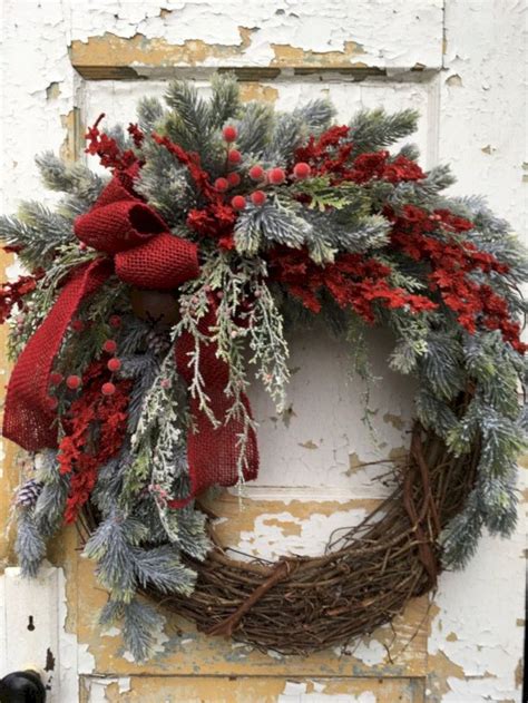 Beautiful Christmas Wreaths Decor Ideas You Should Copy Now 35 - PIMPHOMEE